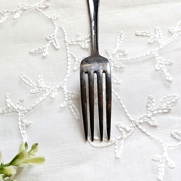Vintage 1847 Rogers Bros Daffodil Silver Plated Fork, Spring Daffodil Pattern - Picture 6 of 12